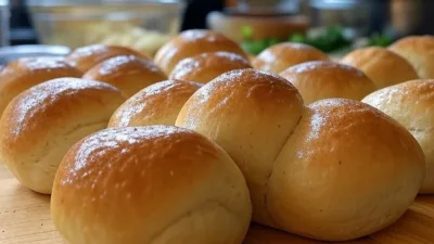 Fluffy Garlic and Herb Dinner Rolls