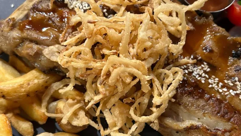 Travers de porc laqués, oignons croustillants et pommes de terre