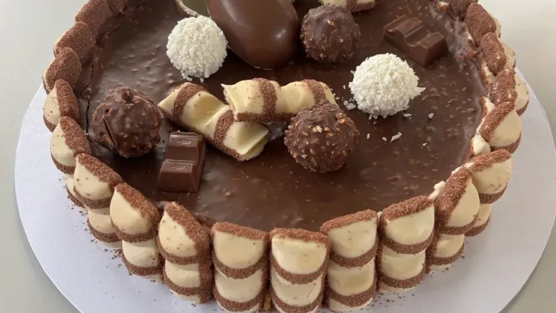 Cheesecake Kinder Bueno décoré avec bord ferme et dessus brillant