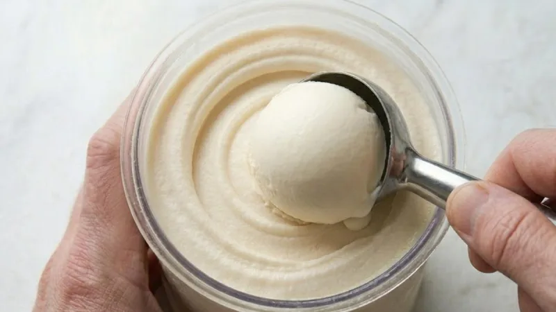 Glace vanille Ninja Creami cuillère lisse sans cristaux