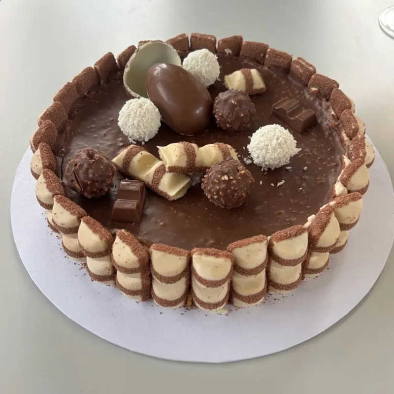 Cheesecake Kinder Bueno décoré avec bord ferme et dessus brillant