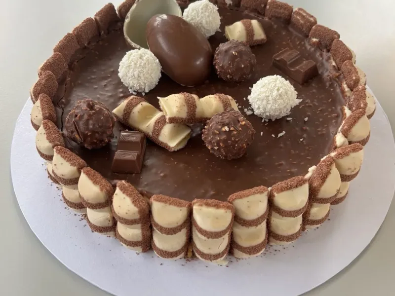 Dekorierter Kinder Bueno Cheesecake mit festem Rand und glänzender Oberfläche