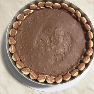 Gekühlter Cheesecake mit festem Rand und ebener Oberfläche