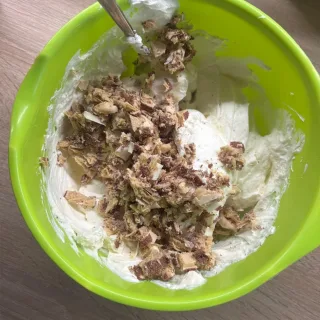 Gehackte Kinder-Stücke auf dichter Creme