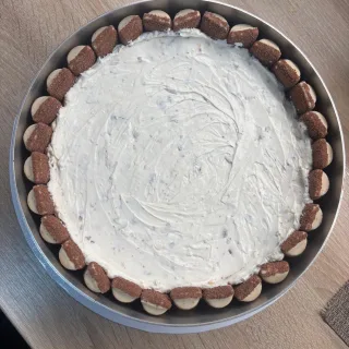 Glatte Creme reicht bis zum Rand mit sichtbaren Stücken